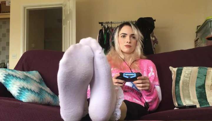 Girl Sock Porn - gamer girl socks and soles - Tnaflix.com