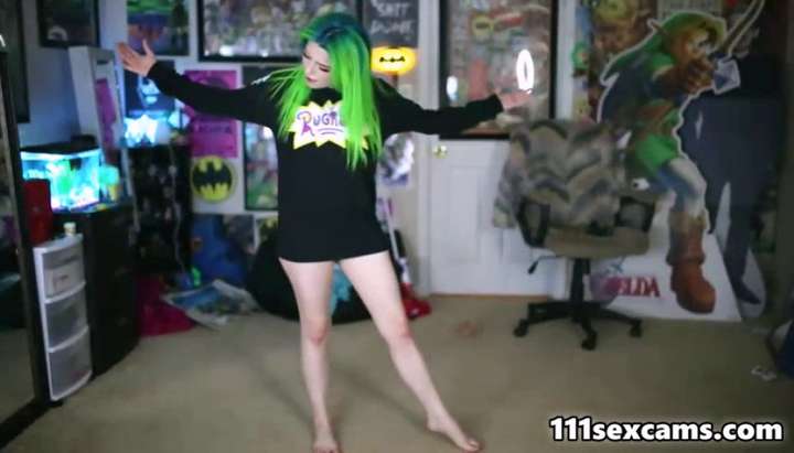 720px x 411px - Big ass teen camgirl with green hair posing on webcam TNAFlix Porn Videos