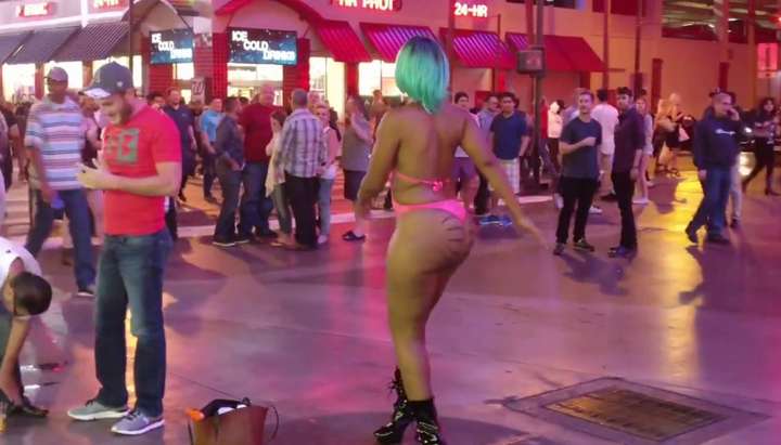 Las Vegas big booty girl causes a stir! TNAFlix Porn Videos