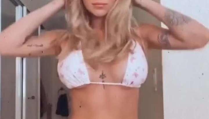 Sasha Ferro mostrando la cola en bikini TNAFlix Porn Videos