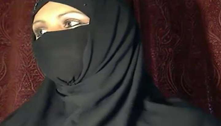 Chica �rabe musulmana parpadeando en la c�mara TNAFlix Porn Videos