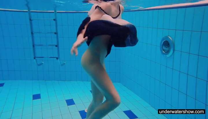 Poolside Girl - Teen girl Avenna is swimming in the pool - Tnaflix.com