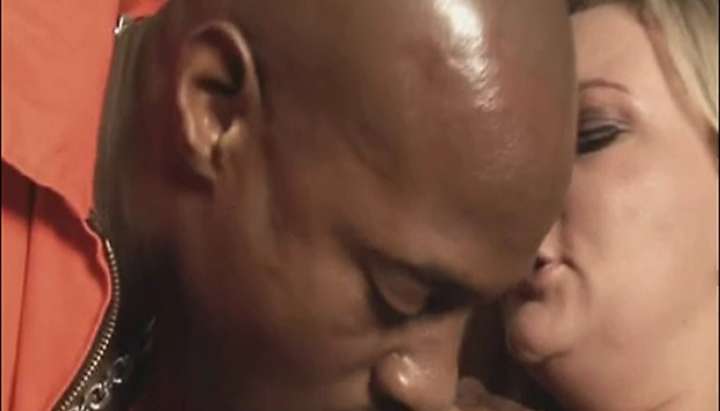 Interracial Milf Kissing - MILF rubia caliente interracial - Tnaflix.com