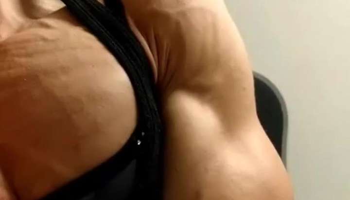 Flexing Porn - Ripped muscle girl flexing her chest and huge arms - Tnaflix.com