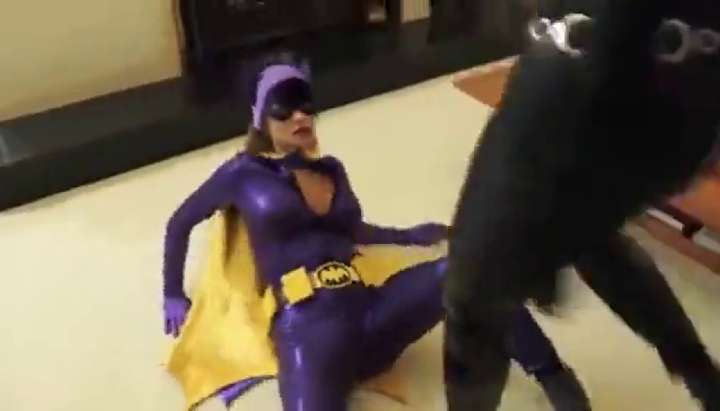 720px x 411px - Batgirl badly humiliated by Catwoman - Tnaflix.com