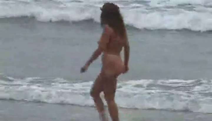 Brunette Beach Fucking - Brunette milf likes fucking in the beach with a stud Porn Video -  Tnaflix.com