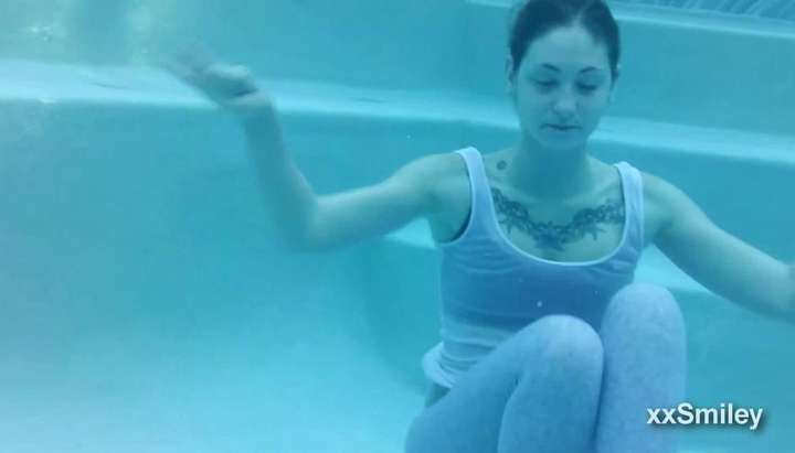 Hot Girl Yogapants Underwater - Tnaflix.com