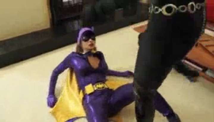 Shemale Batgirl Lesbian - catwoman capturing and breakin batgirl - Tnaflix.com