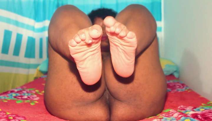 Ebony Feet In Pussy - Horny ebony milf shaking her sexy feet and hold them on air while she  fingers her wet pussy TNAFlix Porn Videos