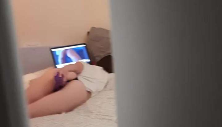 Caught Her Watching Porn - Spying on step sister. Caught her watching porn and playing with her wet  pussy. - Tnaflix.com