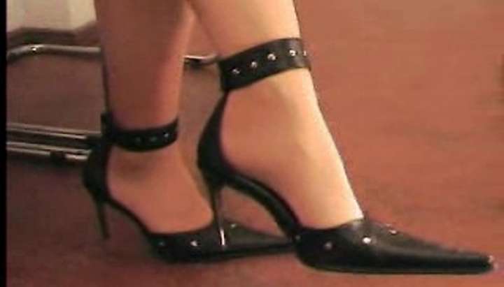 Shoejob Thick - She give a handjob and finishes with a shoejob - Tnaflix.com