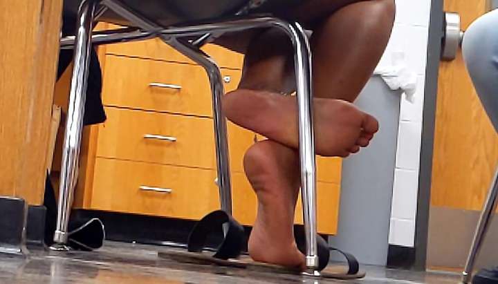 720px x 411px - Sexy ebony shows off her perfect candid soles - Tnaflix.com