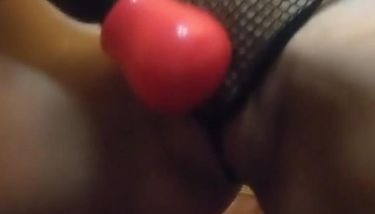 Babe squirts on camera using sex toy