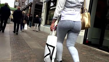Candid big ass blonde in tight jeans