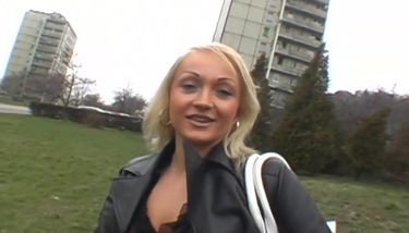 Outdoor blowjob with chick