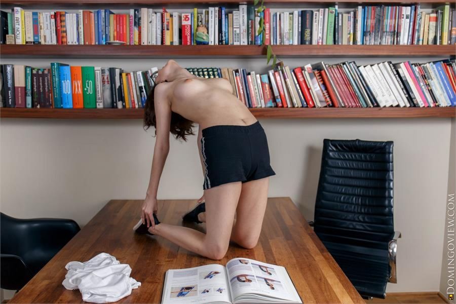 ギャラリーpolyna Learns Naked Yoga Poses